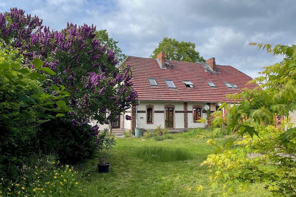 Ganze Wohnung, Historisches Haus unter Linden, Ferienwohnung im Erdgeschoss, Großer Naturgarten in Karow, Plau am See