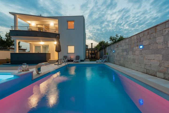 Ferienhaus für 8 Personen, mit Balkon und Terrasse in Sukosan