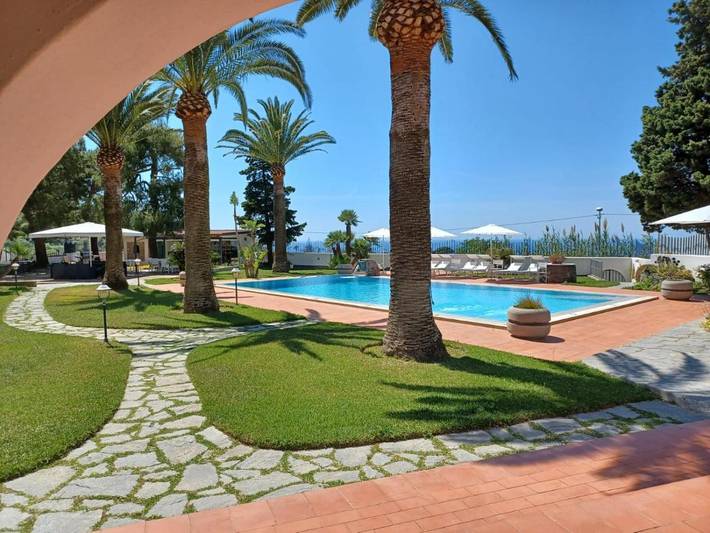 Ferienwohnung für 4 Personen, mit Ausblick und Garten sowie Pool in Panza