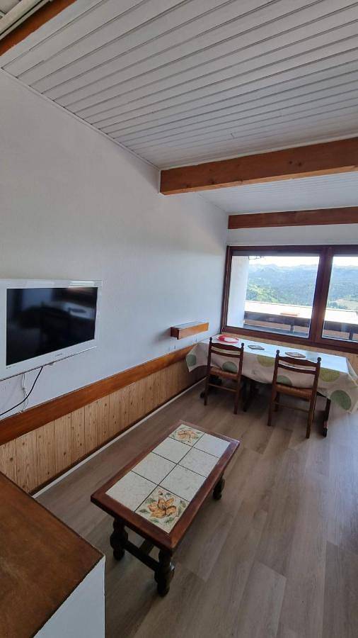 Location de vacances pour 5 personnes, avec vue et jardin, adapté aux familles dans La Banne d'Ordanche - 3