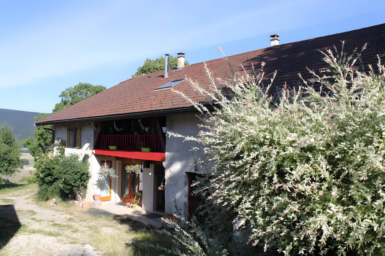 Bed and Breakfast 'Chez Louve Bleue - Côté Jardin' con vistas a la montaña, terraza compartida y Wi-Fi in Hotonnes, Nantua