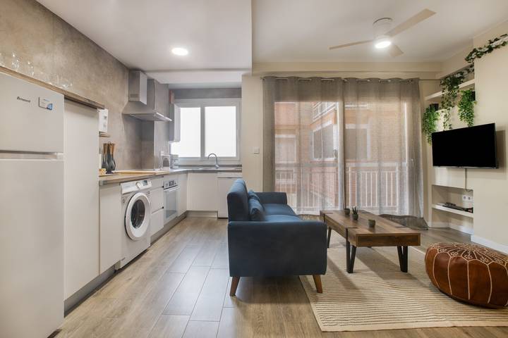 Apartamento entero, Apartamento 'La Mejor Ubicacion Con Parking' con balcón, Wi-Fi y aire acondicionado in Málaga Centro, Málaga