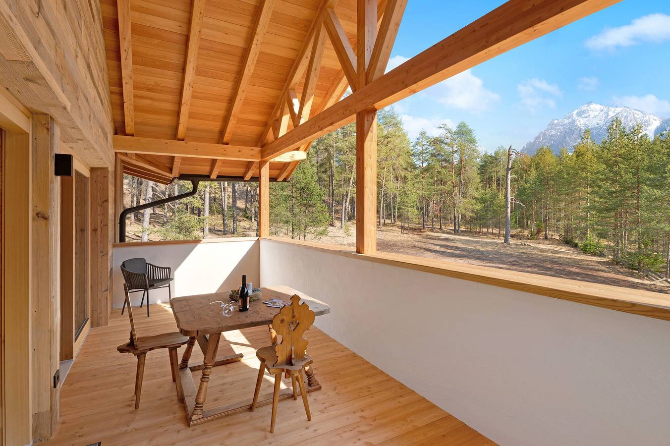 Entire apartment, Apartment 'Les Ciases Chalets Dolomites Apt 5' with Private Terrace, Balcony and Wi-Fi in San Vigilio di Marebbe, Mareo