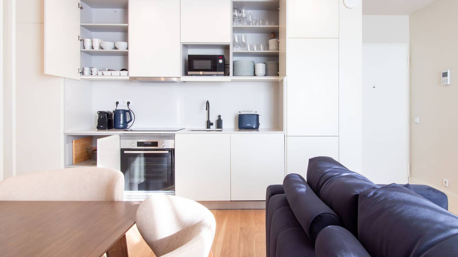 Apartamento entero, Miguel Bombarda House - 402 by Lovelystay in Miragaia (Porto), Oporto