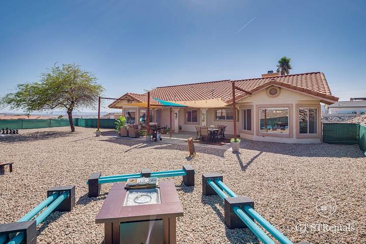 Vacation rental for 12 people, with yard and balcony in Bullhead City