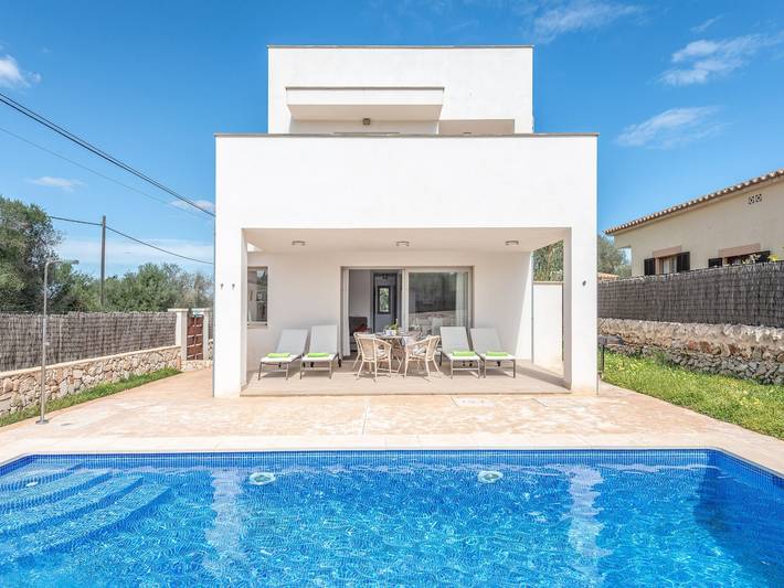 Finca für 4 Personen, mit Balkon und Terrasse sowie Garten und Pool in Cala Llombards