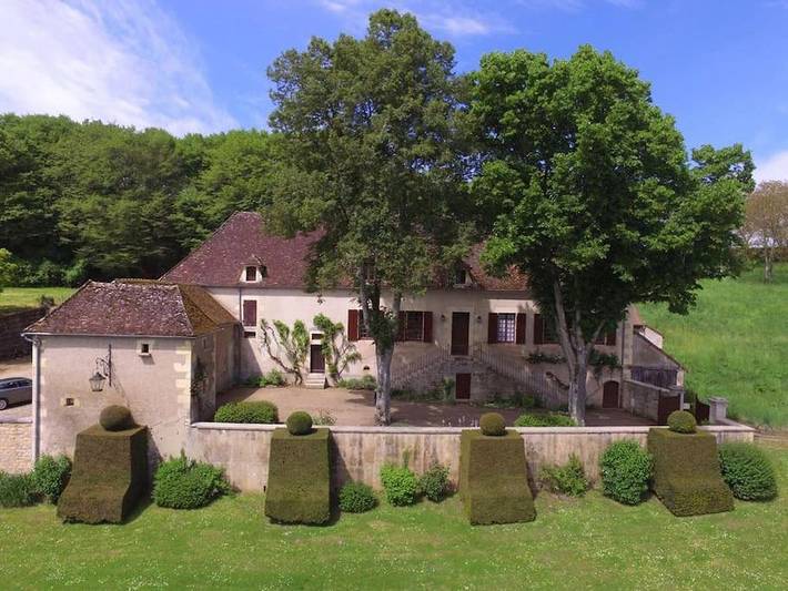 Location de vacances pour 12 personnes, avec terrasse et jardin ainsi que piscine et vue dans Apremont-sur-Allier - 3