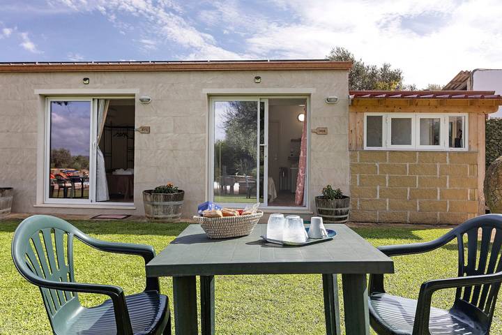Entire apartment, Studio Apartment 'Corbezzolo Studio Apartment' with Shared Pool, Wi-Fi and Air Conditioning in Alghero, Sassari Province
