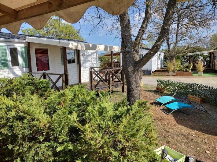 Camping pour 4 personnes, avec jardin et piscine