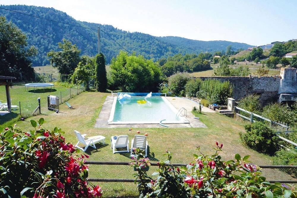 Entire apartment, Rural Pool Retreat in the Hills in Retournac, Massif Central