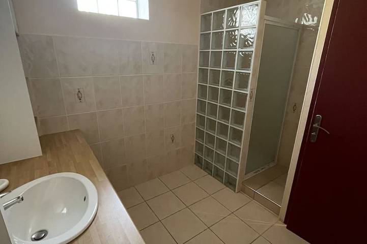 Gîte pour 2 personnes, avec jardin ainsi que terrasse et piscine à Die - 4