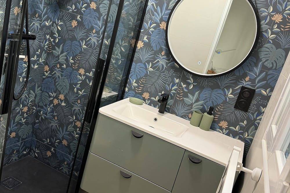 Entire apartment, Au petit Puteolien - 2 steps from La Défense in Puteaux, Hauts-de-Seine