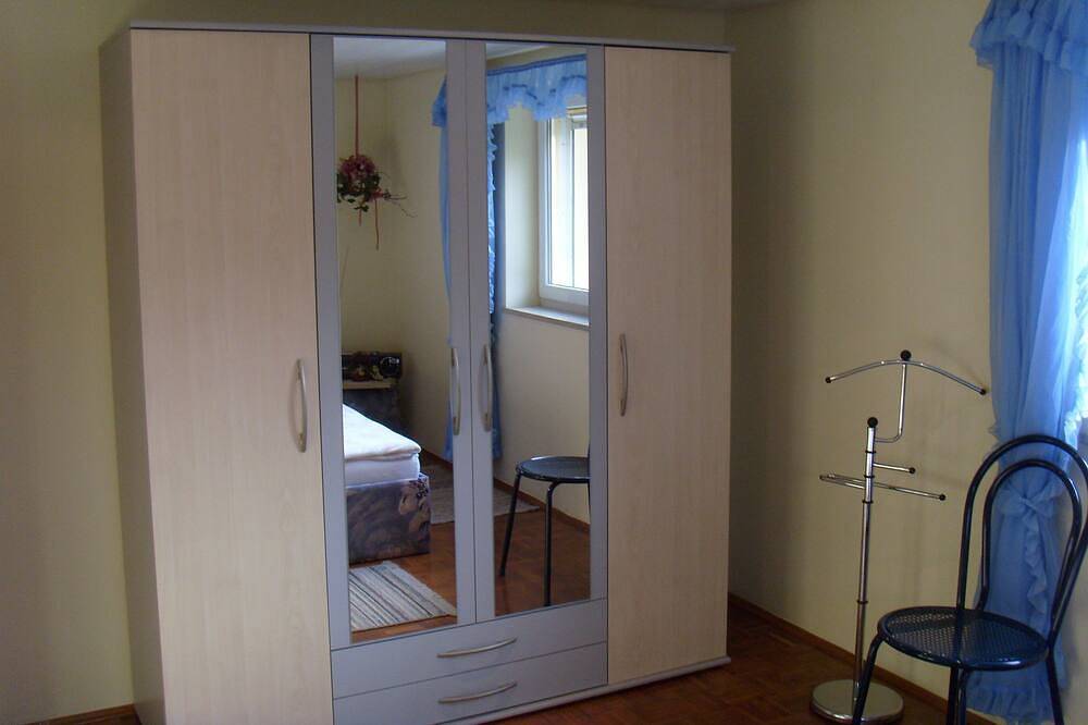 Ganze Wohnung, Ruhige Ferienwohnung mit Garten und Blick zur Wallfahrtskirche in Ebensfeld, Oberes Maintal - Coburger Land
