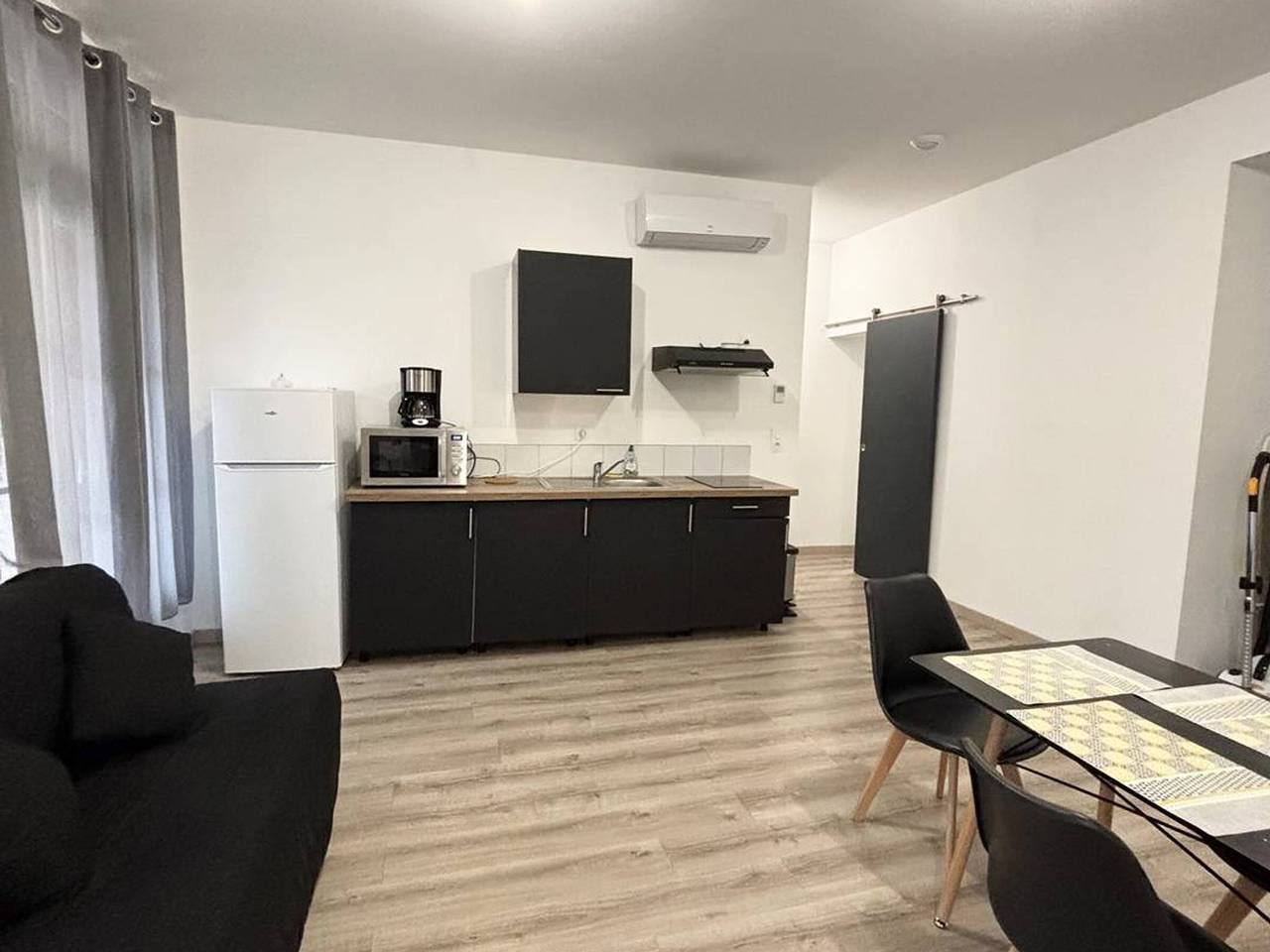 Appartement entier, F2 meublé avec balcon, clim, Wifi, animaux admis - 50m des thermes in Amélie-les-Bains-Palalda, Région de Céret