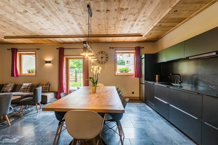 Location de vacances pour 10 personnes, avec piscine et vue ainsi que terrasse et jardin à Myans - 4