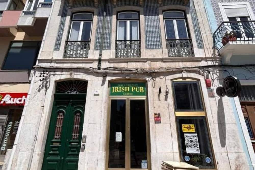 Hostel Sun River - Double Room with Balcony in Almada, Halbinsel von Setúbal