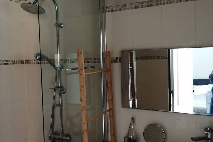 Apartamento entero, Charming independent studio in Martigues town center, swimming pool, spa in Martigues, Costa mediterránea (Francia)