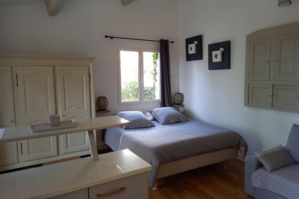 Gîte with private Jacuzzi in the heart of Provence Côte d'Azur in Saint-Antonin-du-Var, Brignoles Region