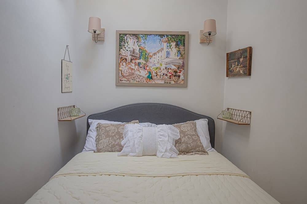 New Listing:  Enchanting home in center of Goult village.  Central A/C. in Goult, Parc naturel régional du Luberon