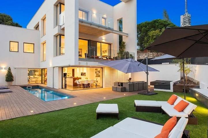 Villa für 16 Personen, mit Whirlpool und Garten in Barcelona
