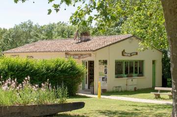 Camping pour 5 personnes, avec jardin ainsi que vue et piscine, animaux acceptés au Parc Naturel Régional du Marais poitevin