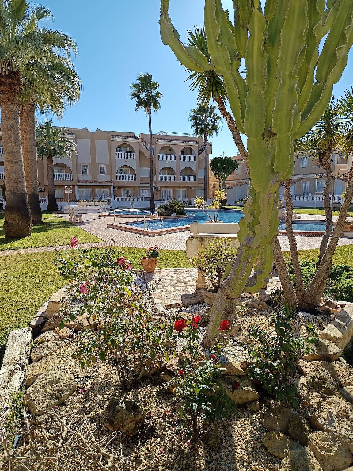 Appartement entier, Appartement 'Duplex El Divino' avec piscine commune, Wi-Fi et climatisation in Pueblo Patricia, Los Alcázares