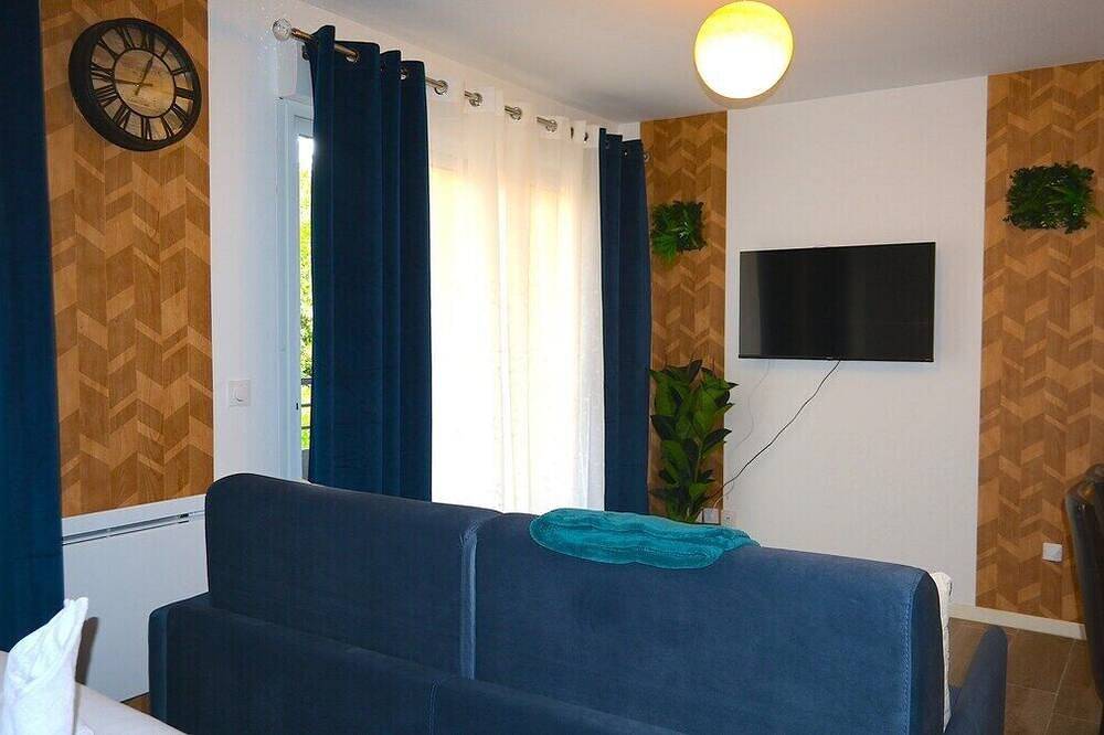 Entire apartment, Studio unit with balcony in front of Le Bourget airport in Le Blanc-Mesnil, Seine-Saint-Denis