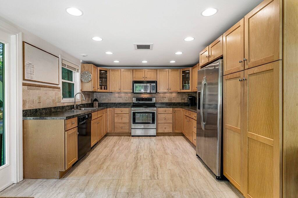 Dog-friendly lake escape with sunroom, high-speed Wifi, water views & central Ac in Rutland County