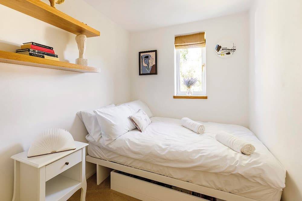 Spacious & Modern 4 Bedroom House in Central Windsor in Windsor, Berkshire