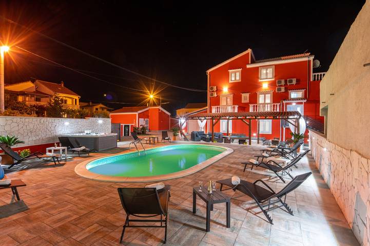 Villa pour 10 personnes, avec piscine et balcon/terrasse à Turanj