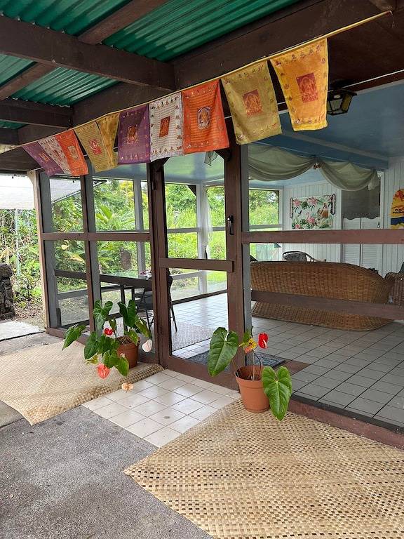 Breezy Lanai with a Bedroom & Bath in Nanawale Estates, East Puna