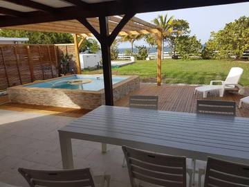 Location de vacances pour 6 personnes, avec vue ainsi que terrasse et piscine dans Plage du Grand Macabou