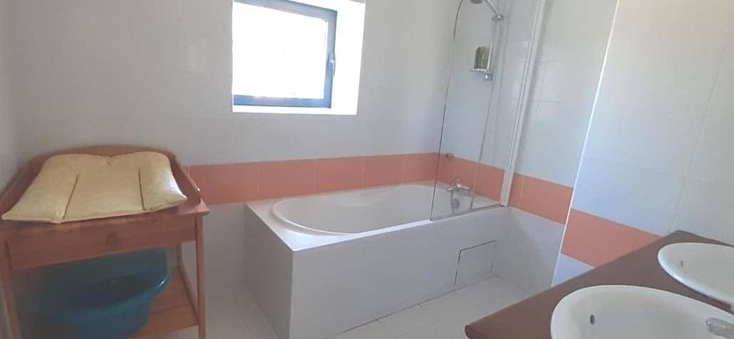 Location de vacances pour 8 personnes, avec terrasse ainsi que vue et piscine à Miradoux - 4