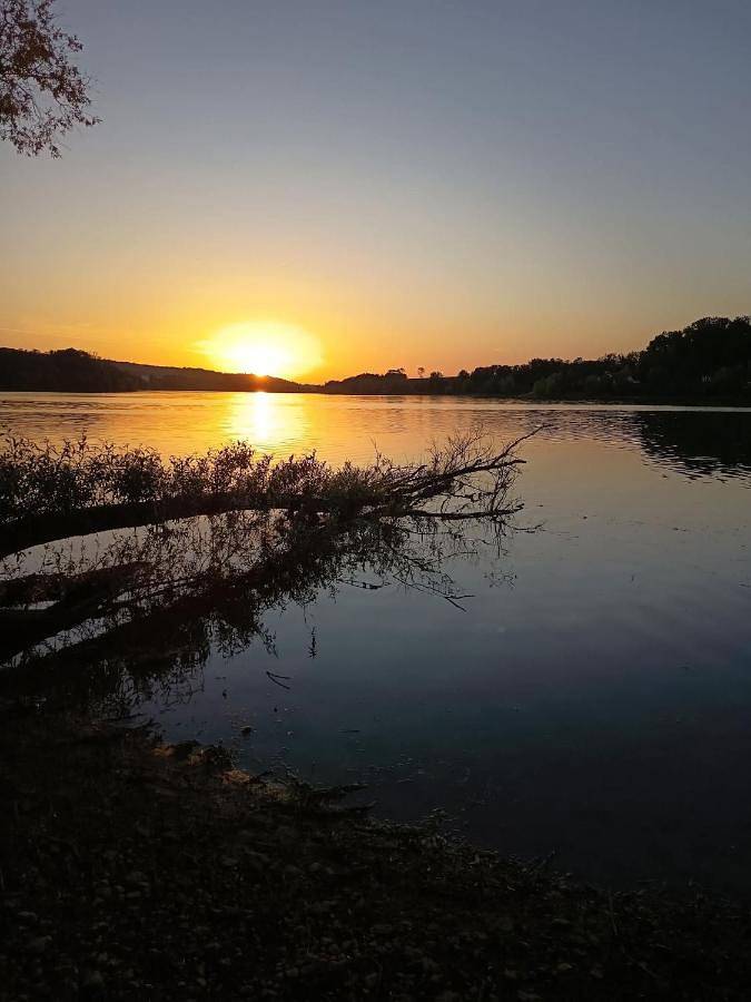 Location de vacances pour 6 personnes, avec Balcon et Terrasse ainsi que Vue sur le lac et Vue dans Lac de Charmes - 2