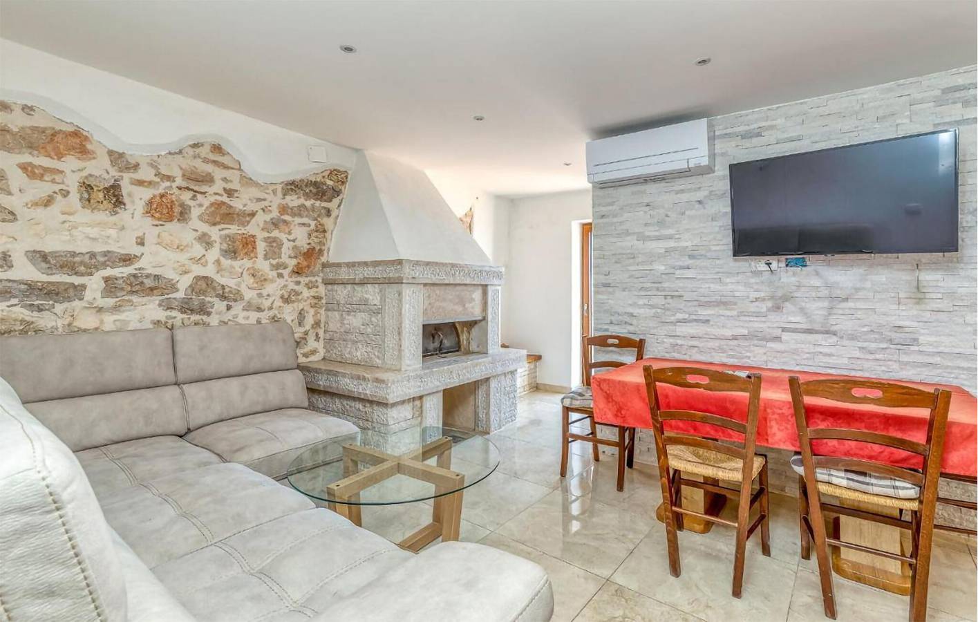 Ganze Ferienwohnung, Charmantes Apartment mit Meerblick und Terrasse, 500 m vom Strand entfernt in Umag, Umag und Umgebung