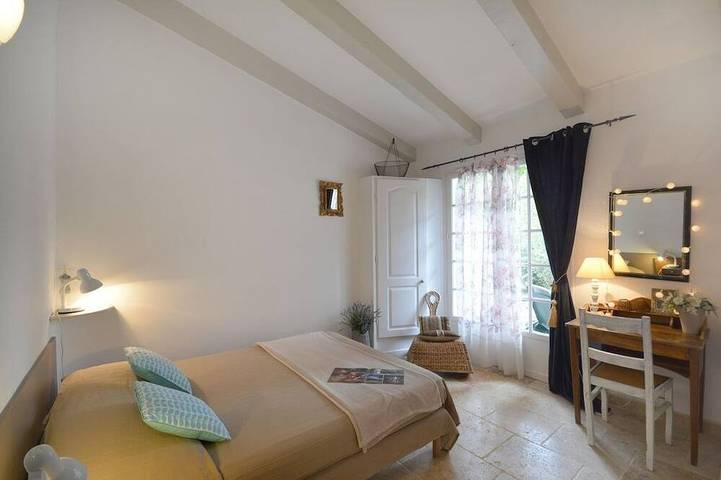 Location de vacances pour 5 personnes, avec terrasse ainsi que jardin et piscine à Fontvieille - 2