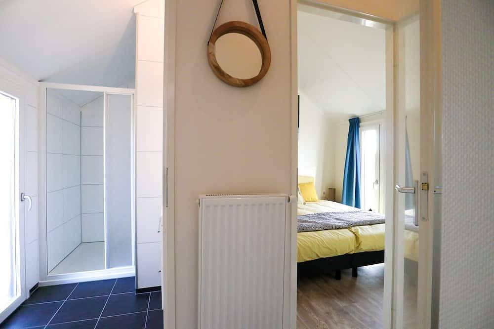 Chalet with 2 bedrooms and a terrace in IJssel
