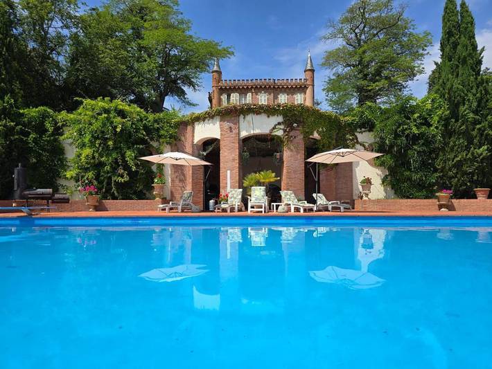 Location de vacances pour 5 personnes, avec vue et jardin ainsi que piscine et sauna à Latrape