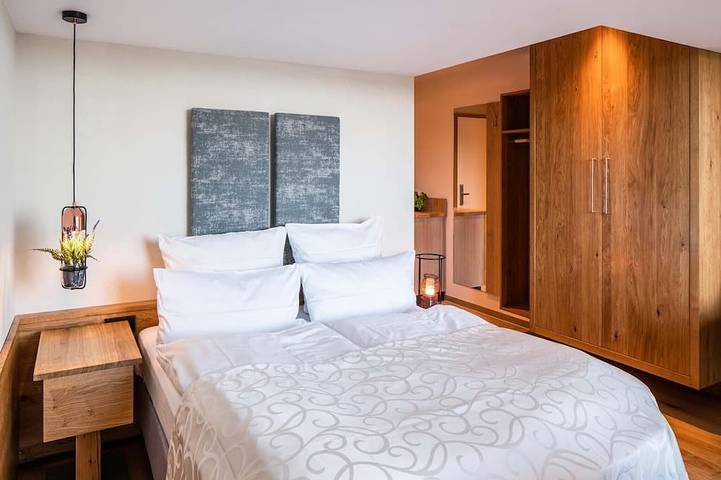 Ganze Wohnung, Gartenzimmer, 30 qm Untergeschoss, kombinierter Wohn- & Schlafbereich in Bad Endorf, Chiemsee