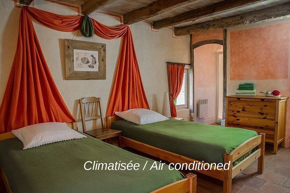 A 5 mn d'Albi, la Vieille Maison, charme, climatisation, piscine chauffée. in Rouffiac, Région d'Albi