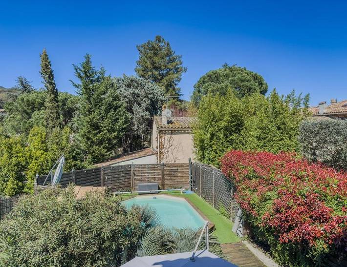 Location de vacances pour 6 personnes, avec terrasse et piscine à Collobrières