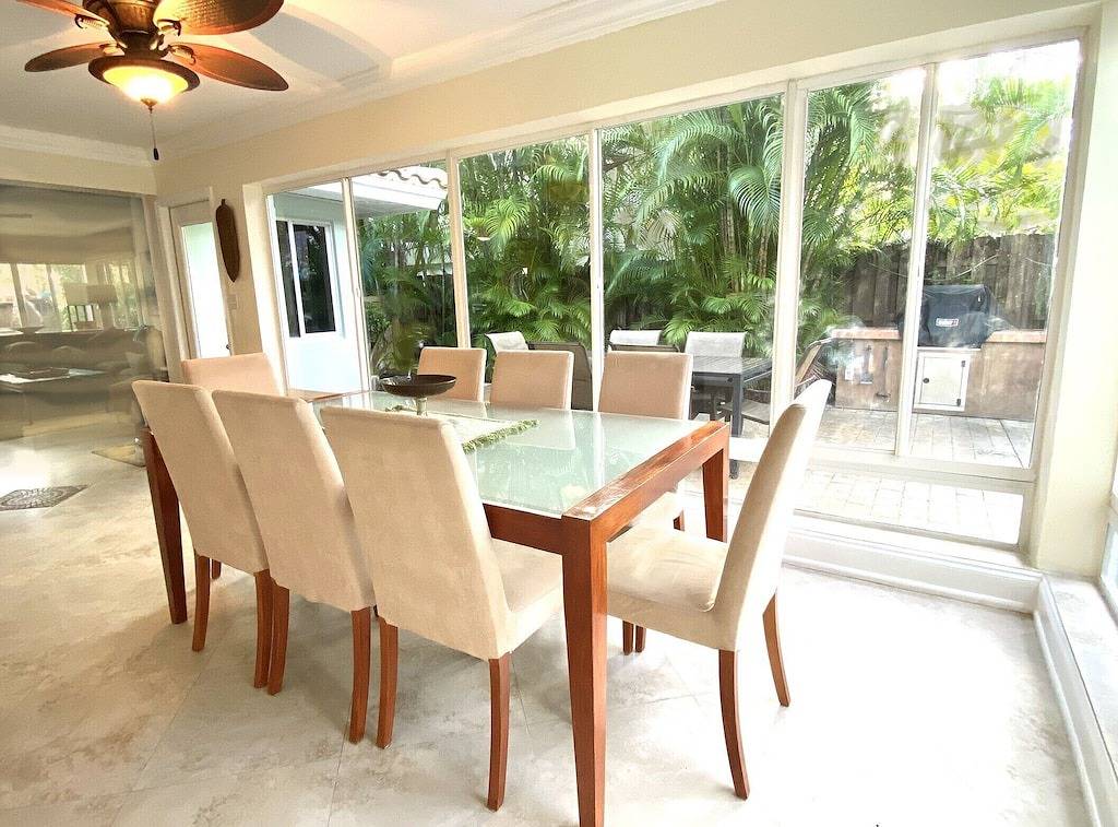 Beautiful Beach House with pool, lush tropical landscaping steps from the ocean in Lauderdale Beach, Fort Lauderdale