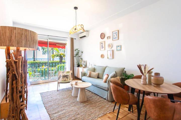 Gîte pour 2 personnes, avec balcon et vue dans Plage Fabron Bambou Nice