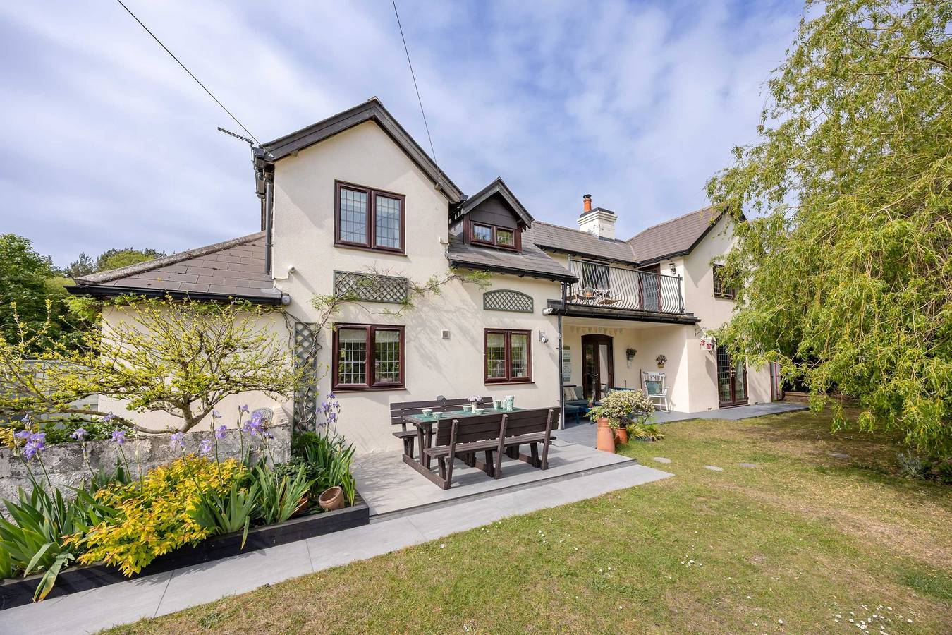 The Willows - Woodland Cottage with Log Burner in Christchurch, Dorset
