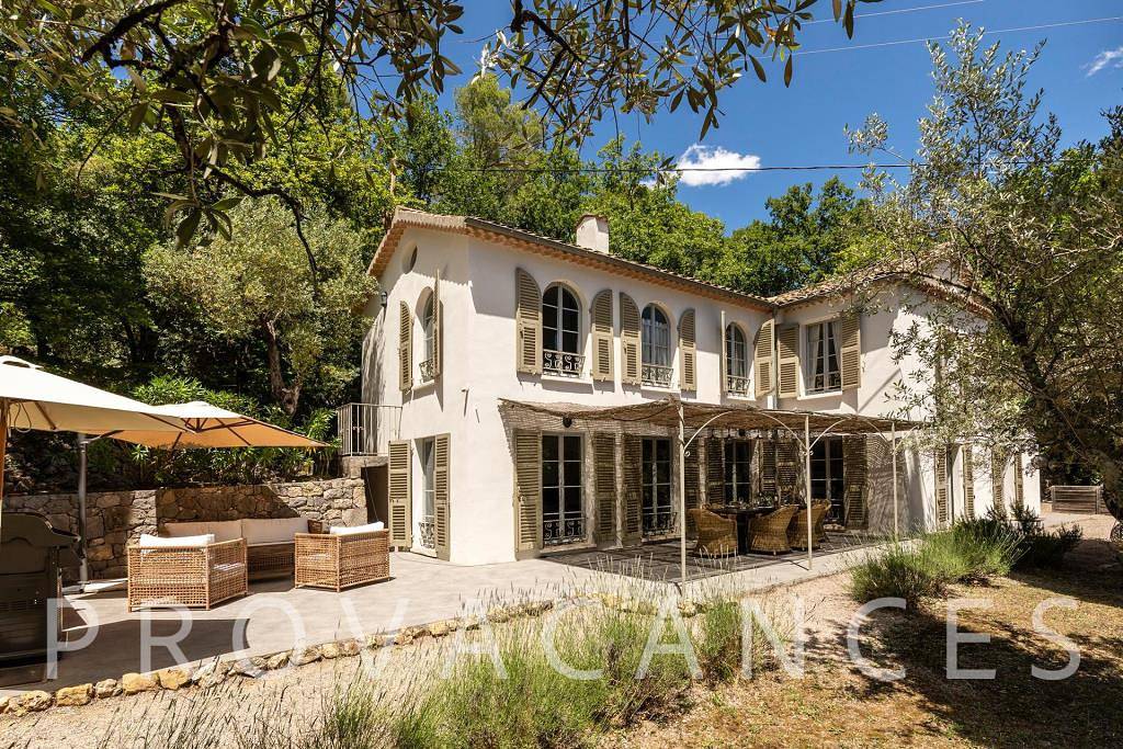 Charmantes Ferienhaus mit großem Poolbereich in Bargemon in Bargemon, Draguignan Region