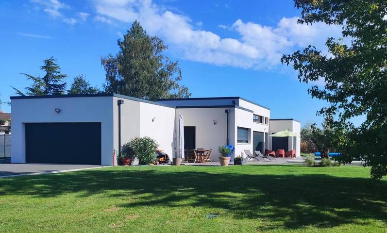 Gîte pour 2 personnes, avec terrasse et vue ainsi que jardin et piscine à Mulsanne