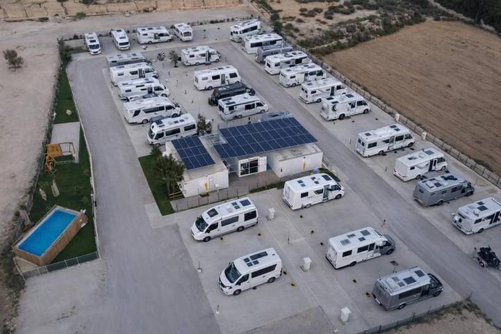 Bungalow para 6 personas, con Terraza y Jardín además de Piscina para niños y Piscina en Elche