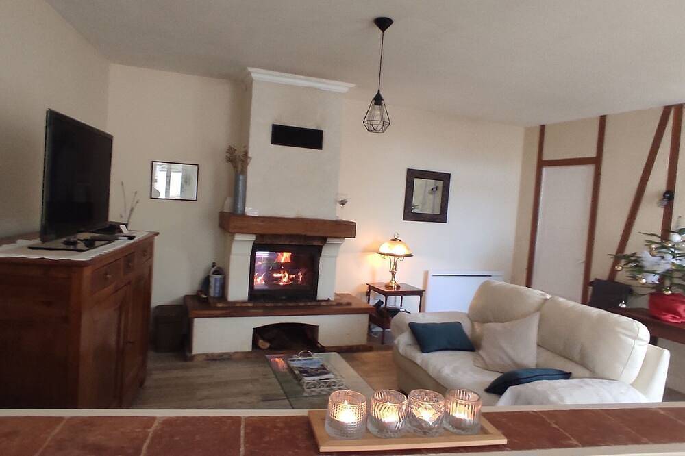 Charming town house in enclosed garden ***, 3 bedrooms, 4 double beds, pets. in Cognac, Charente