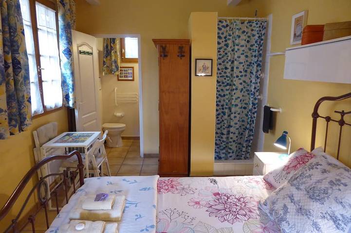 Gîte pour 2 personnes, avec terrasse ainsi que piscine et jardin, animaux acceptés à Rognonas - 3