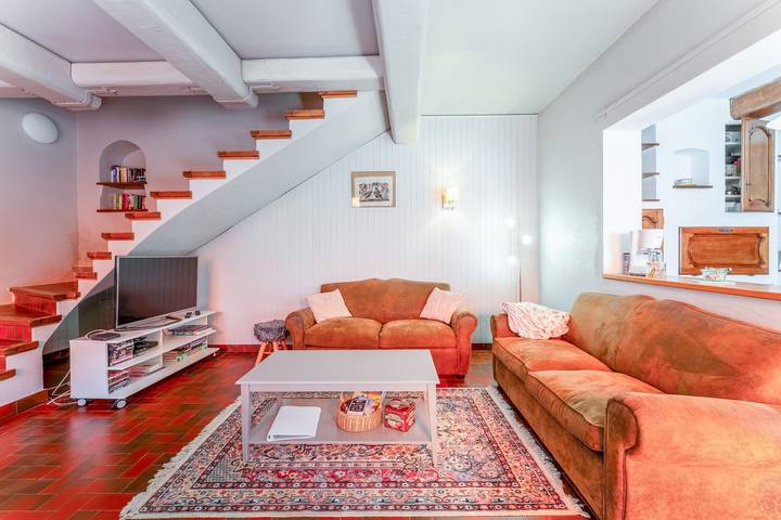 Apartamento entero, Apartamento 'Gîte Coté Mûrier' con piscina compartida, terraza privada y Wi-Fi in Rasteau, Vaucluse